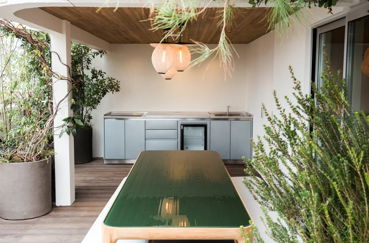 Cuisine d'extérieur SOLSTYS sur-mesure, dessinée par le bureau d'études
